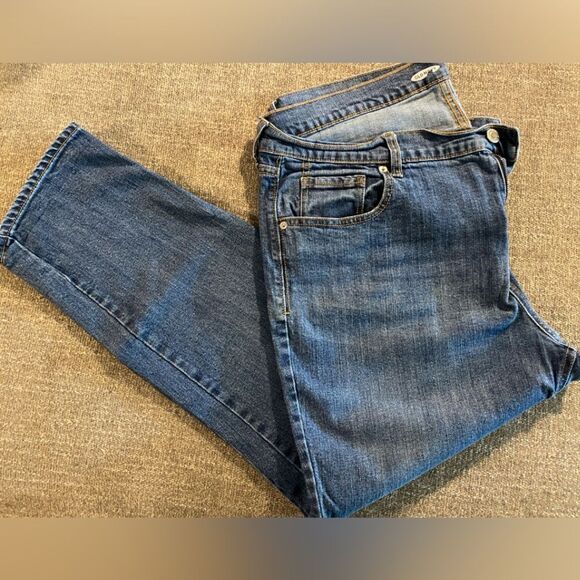 Old Navy Women's Boyfriend Denim Capris Size 16 Medium Wash Very Little Wear - Picture 1 of 6